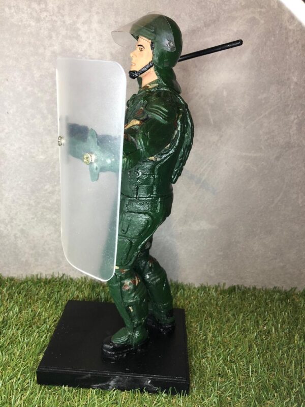 ESTATUETA CHOQUE DE ESCUDO - Imagem 6