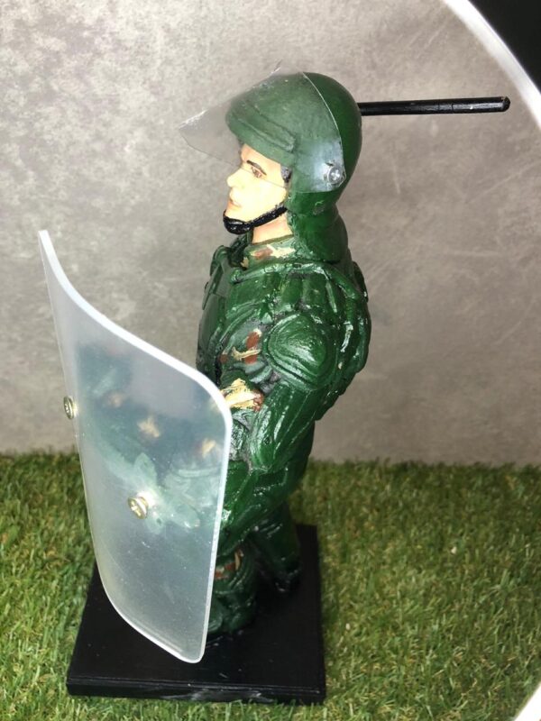 ESTATUETA CHOQUE DE ESCUDO - Imagem 3