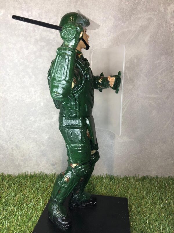 ESTATUETA CHOQUE DE ESCUDO - Imagem 2